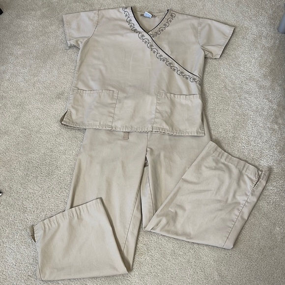 Green Town Taupe & Black Embroidered Top With Bottoms Scrub Set Size Medium - Picture 2 of 15